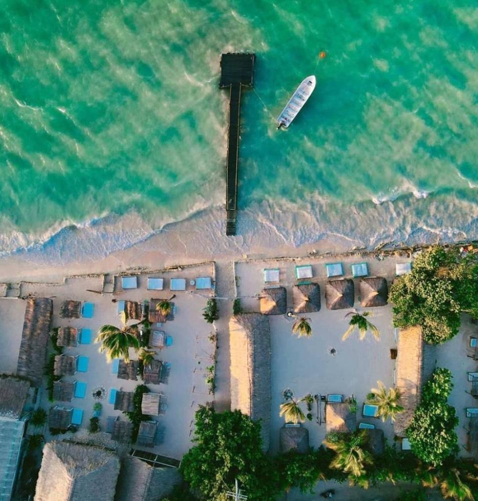 Vista aérea de un beach club en las Islas del Rosario